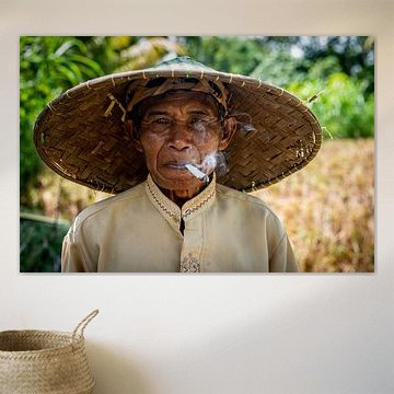 Indonesian man smoking by Ellis Peeters