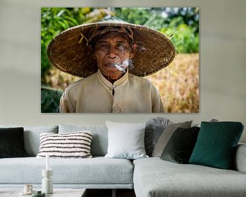 Indonesian man smoking by Ellis Peeters