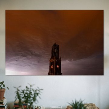 Dunkler Dom Tower mit Gewitterwolke in Utrecht