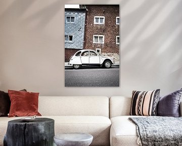 Citroën 2CV - lelijke eend - geparkeerd aan de kant van de straat van Sjoerd van der Wal