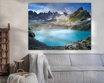Un lac bleu dans les montagnes suisses sur Bart van Eijden