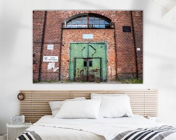 Gdansk haven, oude groene deur in havengebouw van Eric van Nieuwland