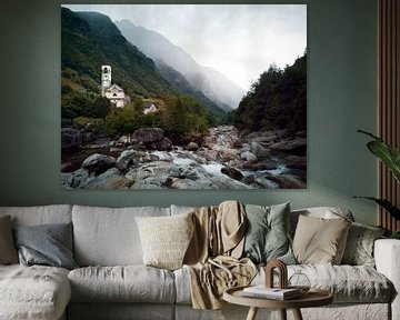 Valle Verzasca in Zwitserland - rivier en kerk