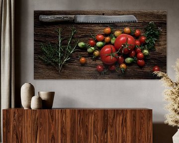 Stilleben mit Tomaten und Kräutern