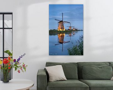 Moulins à vent illuminés à Kinderdijk près de Rotterdam sur Michael Valjak