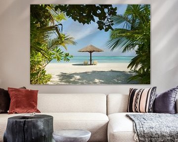 LPH 71076150 Chaises longues et parasol sur la plage d'une île, Maldives sur BeeldigBeeld Food & Lifestyle