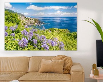 Die Küste der Blumeninsel Madeira mit Agapanthus- oder Nil-Lilienblüten von Sjoerd van der Wal