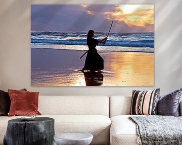 Vrouwelijke samurai strijdster met japans zwaard(Katana) op het strand bij zonsondergang van Eye on You