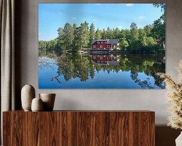 Zweeds huis aan een meer van Geertjan Plooijer