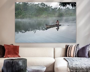 Emberra indiaan in een kano in Panama van Jacintha Van beveren