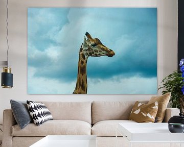 Giraffe met een blauwe lucht van Lisanne Wouters