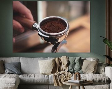 Een portret van een portafilter vol gemalen koffiebonen. van Joeri Mostmans