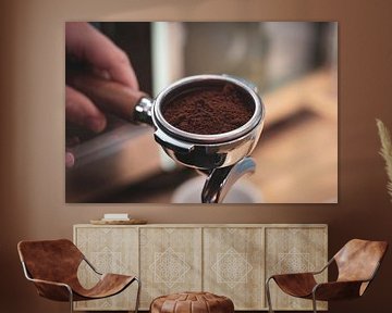 Een portret van een portafilter vol gemalen koffiebonen. van Joeri Mostmans