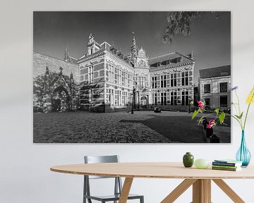 Het Academiegebouw op het Domplein in Utrecht in zwart-wit van De Utrechtse Grachten