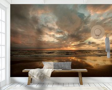 Zonsondergang met mooie wolkenlucht op Texel