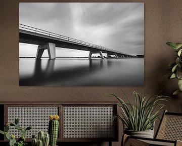 Brücke über den Reevediep-See während eines bedeckten Tages bei Kampen in Overijssel, Niederlande. L von Sjoerd van der Wal Fotografie