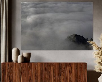 Von Wolken umgebener Berggipfel. von Raf Eussen