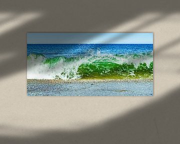 Feurige Welle bricht am Strand in blau-grünen Schattierungen von MICHEL WETTSTEIN