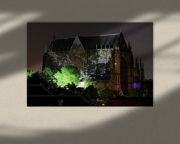 Domkerk in Utrecht verlicht door lampen op Domplein