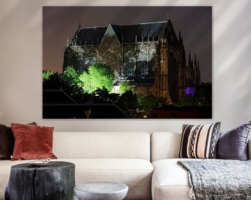 Domkirche in Utrecht durch Lichter auf dem Domplatz beleuchtet