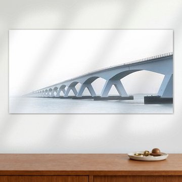 Zeelandbrug in de mist, Zeeland Nederland.