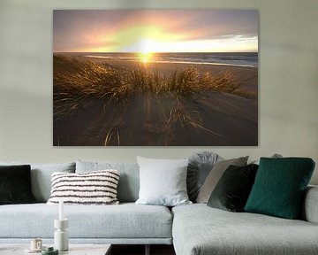 Mooie zonsondergang aan het strand. van Ed v. Pelt