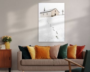 Kerk met voetstappen in de sneeuw van Martijn Joosse