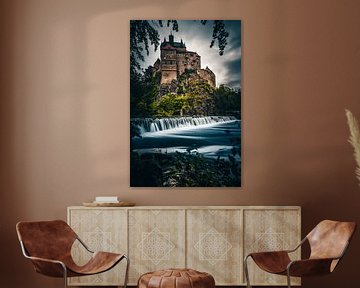 Een groot Duits kasteel achter een rivier met stuw. Het heet Burg Kriebstein van Fotos by Jan Wehnert