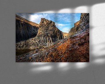 Een blik door de Stuðlagil canyon in noord IJsland van Gerry van Roosmalen
