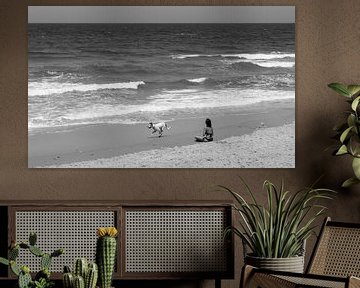Vrouw relaxed op het strand in Tel Aviv in zwart wit van Bart van Lier