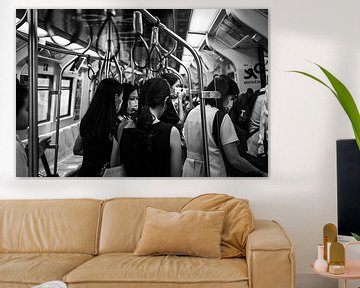 Vrouwen in de metro in Bangkok van Bart van Lier