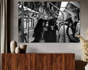 Frauen in der U-Bahn in Bangkok von Bart van Lier