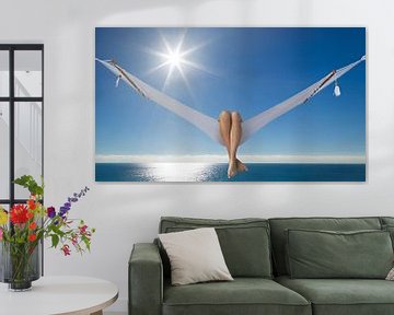 LP 71330261 Benen van een vrouw hangend over zijkant van hangmat van BeeldigBeeld Food & Lifestyle