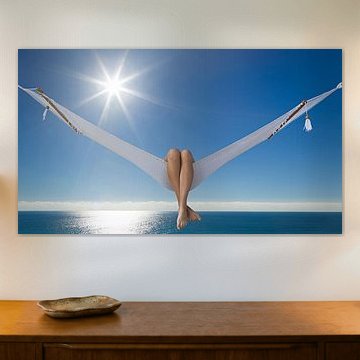 LP 71330261 Weibliche Beine über der Seite der Hängematte hängend