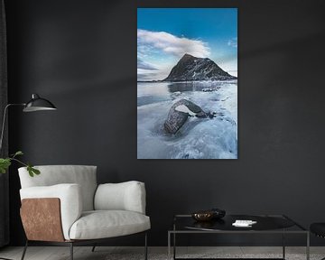 Hoven berg op het eiland Gimsøya in de Lofoten in de winter in Noord-Noorwegen.