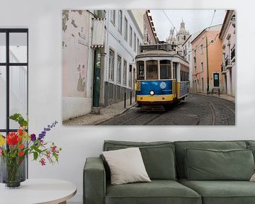 De krappe straatjes van Lissabon van Daniel Van der Brug