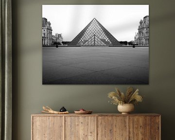 Louvre Pyramid - Black & White von Fernando Salgado