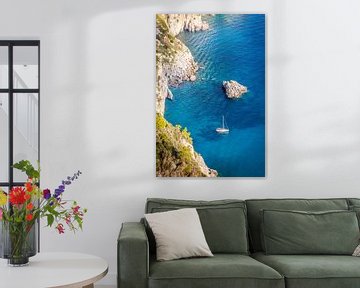 Segelboot in blauer Bucht auf Capri von Christian Müringer