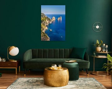 Faraglione rotsen in de azuurblauwe zee op Capri van Christian Müringer