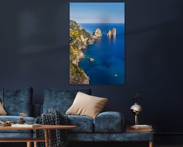 Faraglione rotsen in de azuurblauwe zee op Capri van Christian Müringer