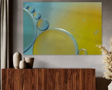 Oliedruppels op water (geel en blauw)
