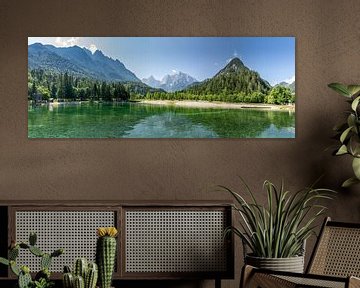 Schitterend panoramisch uitzicht over het Jasna-meer, Kranjska Gora, Slovenië, met de Alpen op de ac van Alexander Dorn