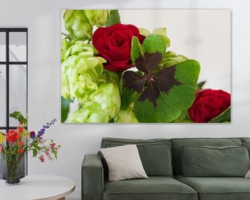 Vierblättriges Kleeblatt in einem Blumenstrauss aus Rosen und Hopfen von Jolanda de Jong-Jansen