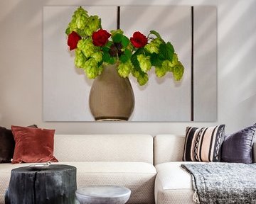 Kleines Glück in einer Vase mit Rosen, Hopfen und dem vierblättrigen Kleeblatt von Jolanda de Jong-Jansen