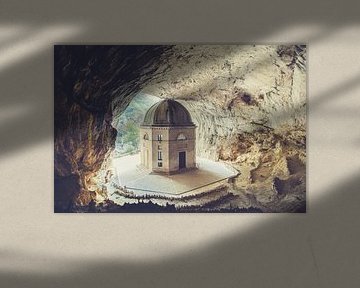 Höhle der Kapelle von Frasassi von Hidden Histories