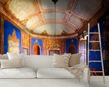 Verlassene Villa mit blauem Zimmer. von Roman Robroek – Fotos verlassener Gebäude