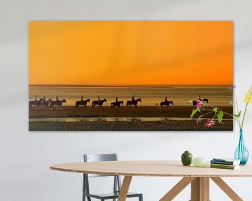 Paardrijden langs het strand tijdens zonsondergang van Jessica Berendsen