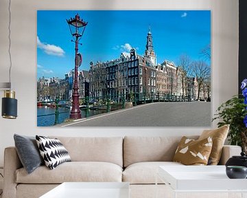 Stadsgezicht van Amsterdam met de Zuiderkerk in Nederland van Eye on You