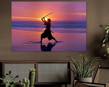 Jonge samurai vrouw met een japans zwaard. (katana) met zonsondergang op het strand van Eye on You