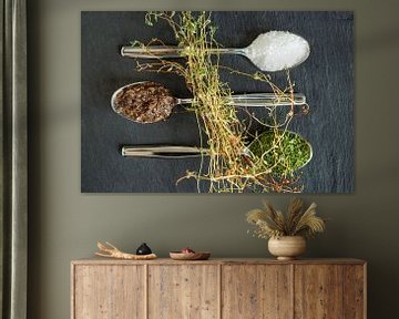 Zout, tapenade, dille & verse tijm op leisteen van Miranda van Hulst
